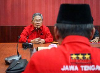 Mantan Wakil Gubernur Jateng, Heru Sudjatmoko Menyerahkan Formulir Cawagub