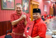 Mantan Ketua DPRD Jateng, Rukma Setyabudi Menyerahkan Berkas Formulir Pendaftaraan Cagub