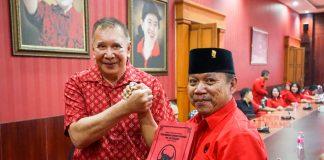 Mantan Ketua DPRD Jateng, Rukma Setyabudi Menyerahkan Berkas Formulir Pendaftaraan Cagub