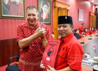 Mantan Ketua DPRD Jateng, Rukma Setyabudi Menyerahkan Berkas Formulir Pendaftaraan Cagub