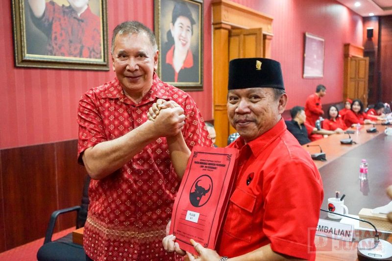 Mantan Ketua DPRD Jateng, Rukma Setyabudi Menyerahkan Berkas Formulir Pendaftaraan Cagub