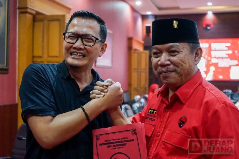 Pengusaha Muda Asal Kota Ukir, Iqbal Tosin Mengembalikan Formulir Cabup Jepara