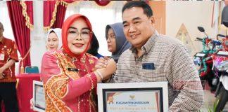 Bupati Sri Sumarni Serahkan Hadiah Lomba Lunas PBB Kabupaten Grobogan