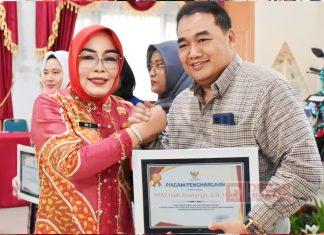 Bupati Sri Sumarni Serahkan Hadiah Lomba Lunas PBB Kabupaten Grobogan