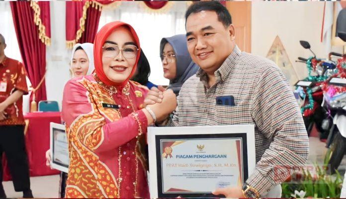 Penyerahan hadiah lomba pelunasan PBB Tahun 2023