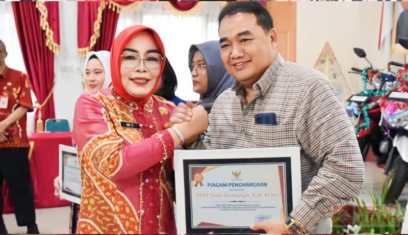 Bupati Sri Sumarni Serahkan Hadiah Lomba Lunas PBB Kabupaten Grobogan