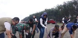 Ristawati Hadiri Kerja Bakti di Pantai Pandan Kuning Ristawati