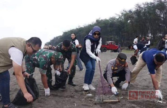 Ristawati Hadiri Kerja Bakti di Pantai Pandan Kuning Ristawati
