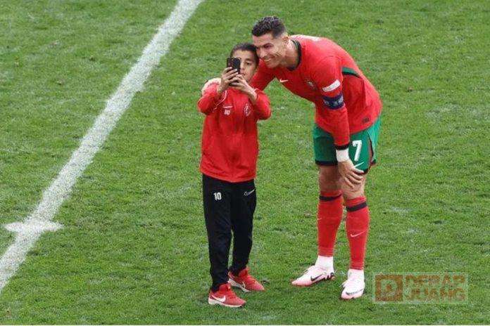 Begini Nasib Anak yang Nekat Selfie dengan Cristiano Ronaldo pada Laga EURO 2024 Begini Nasib Anak yang Nekat Selfie dengan Cristiano Ronaldo pada Laga EURO 2024