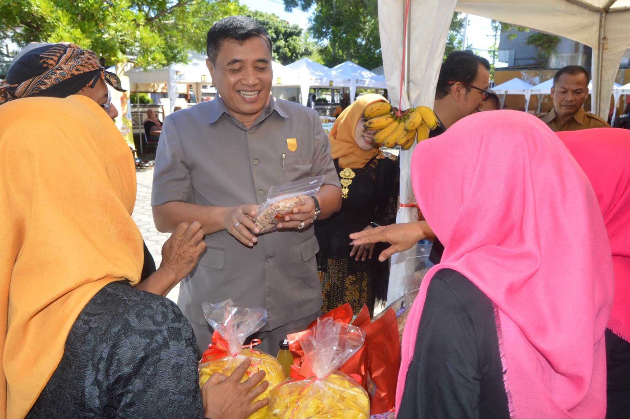 Sambangi Stand IKM Disnakerin, Taufik Borong Dagangan