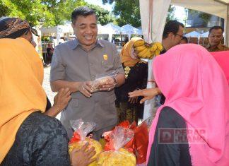 Sambangi Stand IKM Disnakerin, Taufik Borong Dagangan Taufik Nurhidayat