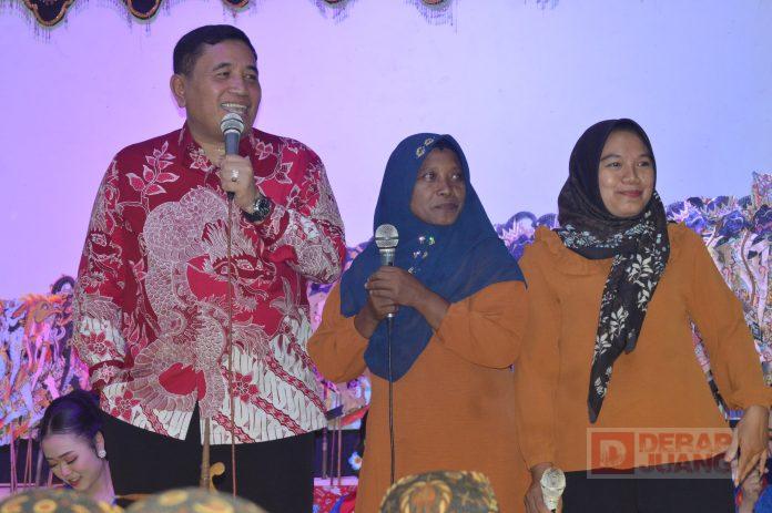 Bareng Warga Karangjengkol, Taufik Saksikan Wayang Kulit Taufik Nurhidayat