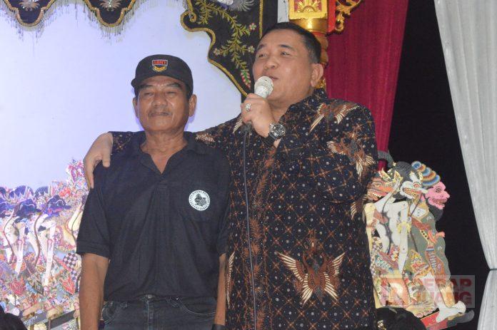 Tasyakuran Sedekah Bumi, Taufik Nonton Wayang Bareng Warga Ciwuni Taufik Nurhidayat