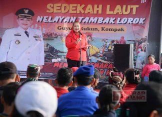 Mbak Ita dan Warga Antusias Ikuti Sedekah Laut Larung Sesaji di Tambaklorok