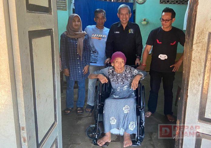 Peduli Masyarakat, Wakil Ketua DPRD Junarso Berikan Bantuan Kursi Roda