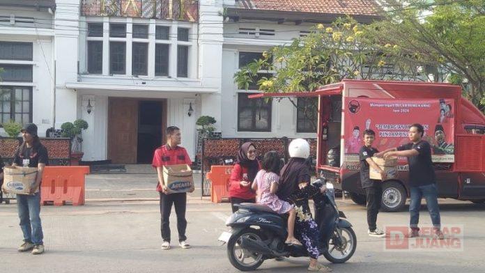 Peringati Puncak Bulan Bung Karno DPC PDI Perjuangan Kota Pekalongan Bagikan Makanan Pendamping Beras.