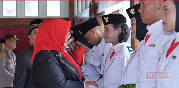 Bupati Yuni Kukuhkan 74 Anggota Paskibra Bupati Yuni Kukuhkan 74 Anggota Paskibra