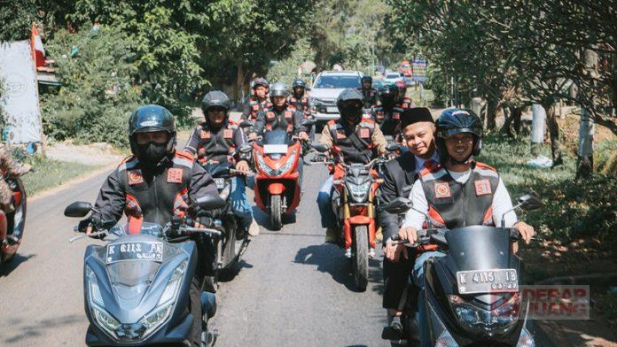 Foto Antono saat diarak dengan ojek muria