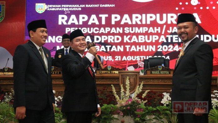 Foto Pemberian Palu Pimpinan SementaraKetua DPRD Sementara