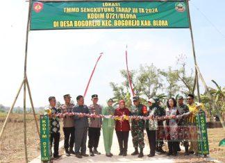 Tri Yuli Setyowati Menghadiri Penutupan TMMD Sengkuyung Tahap III