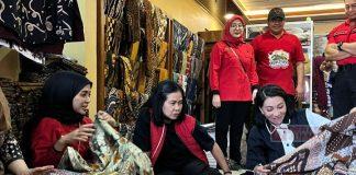 Andika-Hendi Borong Batik Lokal Dari Rumah Produksi Batik Aluna Sragen