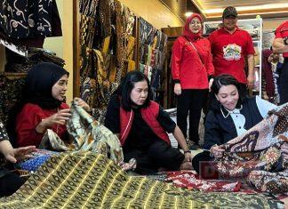 Andika-Hendi Borong Batik Lokal Dari Rumah Produksi Batik Aluna Sragen