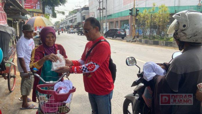 Agung Satria Bagikan Kaos Bergambar Andika Serta Bungkusan Sarapan Untuk Ojol Dan Pengayuh becak