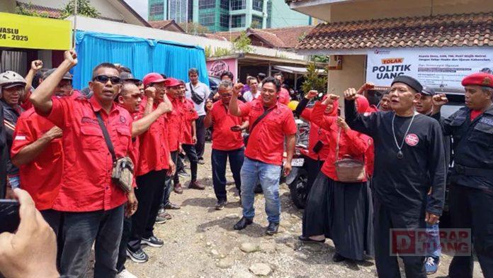 Kantor Bawaslu Banyumas Digeruduk Ratusan Massa, Desak Tindak Tegas Kasus Dugaan Politik Uang di Kedungbanteng1