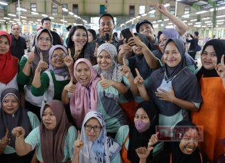 Pekerja Perempuan Tangguh Purworejo Antusias Menyambut Kedatangan Andika Perkasa