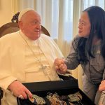Diterima Paus Fransiskus di Vatikan, Puan Beri Cenderamata Baju Wayang dari Batik