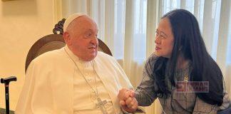 Diterima Paus Fransiskus di Vatikan, Puan Beri Cenderamata Baju Wayang dari Batik