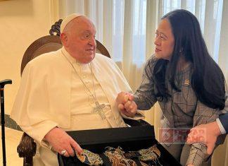 Diterima Paus Fransiskus di Vatikan, Puan Beri Cenderamata Baju Wayang dari Batik