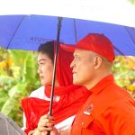 Yohanes Winarto memberi bantuan korban banjir