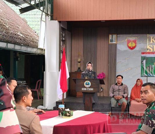 Foto: Bupati Etik memberikan sambutan dalam acara bakti sosial penyerahan kaki palsu dan kursi roda kepada penyandang disabilitas