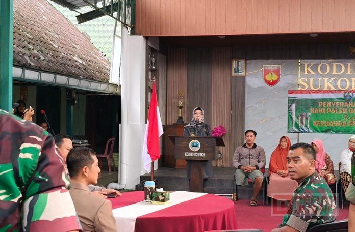 Foto: Bupati Etik memberikan sambutan dalam acara bakti sosial penyerahan kaki palsu dan kursi roda kepada penyandang disabilitas