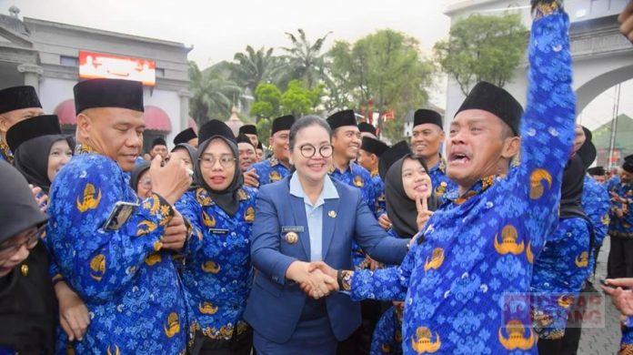 Agustina Wilujeng Pramestuti secara resmi melantik 2.324 Pegawai Pemerintah dengan Perjanjian Kerja (PPPK) dan 4 pejabat fungsional