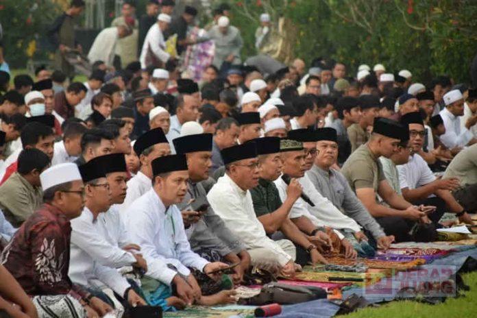 Bupati-Sadewo-Bersama-Ribuan-Warga-Sholat-Idul-Adha-di-Alun-alun-Purwokerto