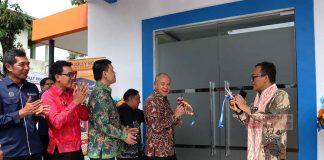 Bupati Sadewo Dampingi Wamenaker Resmikan Kampus Pariwisata di Purwokerto