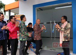 Bupati Sadewo Dampingi Wamenaker Resmikan Kampus Pariwisata di Purwokerto