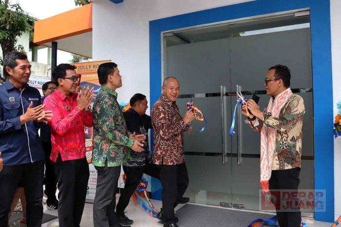 Bupati-Sadewo-Dampingi-Wamenaker-Resmikan-Kampus-Pariwisata-di-Purwokerto