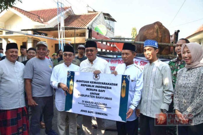 Bupati-Sadewo-Serahkan-Sapi-Kurban-dari-Presiden-Kepada-Takmir-Masjid-Az-Zahra-Karangklesem