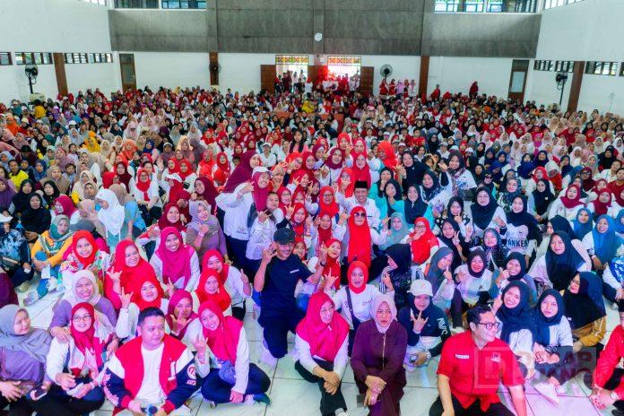 Foto Bupati Wonosobo bersama pasukan senam Sicita di Gedung Sasana Adipura Wonosobo