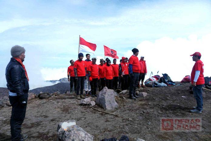 Upacara-Peringatan-Hari-Lahir-Pancasila-di-Puncak-Gunung-Slamet-Berlangsung-Khidmat2