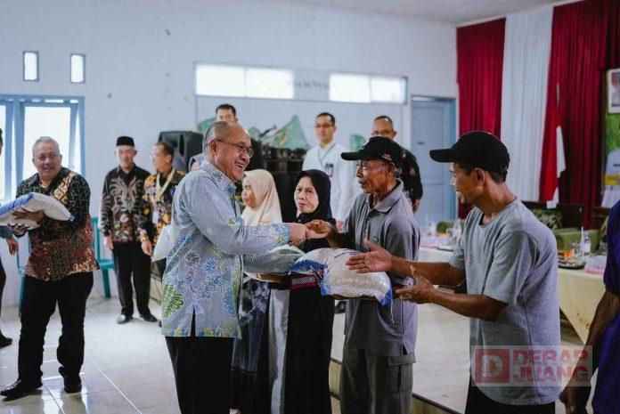 Perkuat-Ketahanan-Pangan-Sadewo-Salurkan-Bantuan-Beras-di-Banyumas