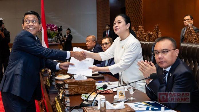 Pimpin-Rapat-Paripurna-DPR-Mbak-Puan-Setujui-Uji-Kelayakan-Deputi-Gubernur-BI Puan Maharani