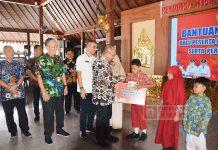 Sadewo Serahkan Kartu Banyumas Pintar kepada 2462 Siswa SD dan SMP