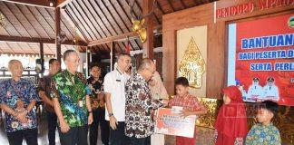 Sadewo Serahkan Kartu Banyumas Pintar kepada 2462 Siswa SD dan SMP