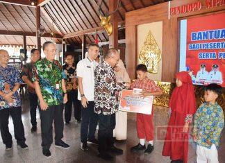 Sadewo Serahkan Kartu Banyumas Pintar kepada 2462 Siswa SD dan SMP
