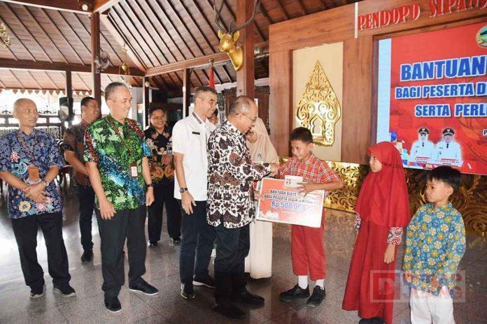 Sadewo-Serahkan-Kartu-Banyumas-Pintar-kepada-2462-Siswa-SD-dan-SMP