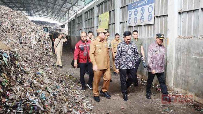 Sadewo-Terima-Kunjungan-Bupati-Belitung-Timur-di-TPA-BLE